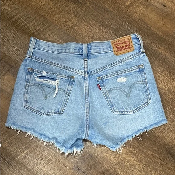 VINTAGE LEVI’S 501 PREMIUM CUT OFF DISTRESSED JEAN SHORTS FESTIVAL DAISY DUKES - Picture 1 of 7